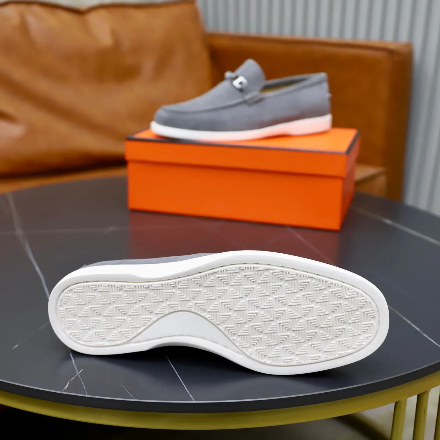 Ex-factory price: 540💰Hermès/Hermès slip-on men's shoes. This shoe is made of imported cow suede leather, with simple and smooth lines, and a 3CM rubber foam ultra-light sole combined with aerodynamic design! Youthful and fashionable, H button decoration, contrasting leather embellishment on the heel, calf lining to gently wrap your feet, with embossed logo cowhide feet, leather rock strips, casual and urban style, highlighting youthful vitality, sports and leisure version, super versatile Size number: 38-39-40-41-42-43-44 Standard leather shoe size (45 can be customized but does not support returns)